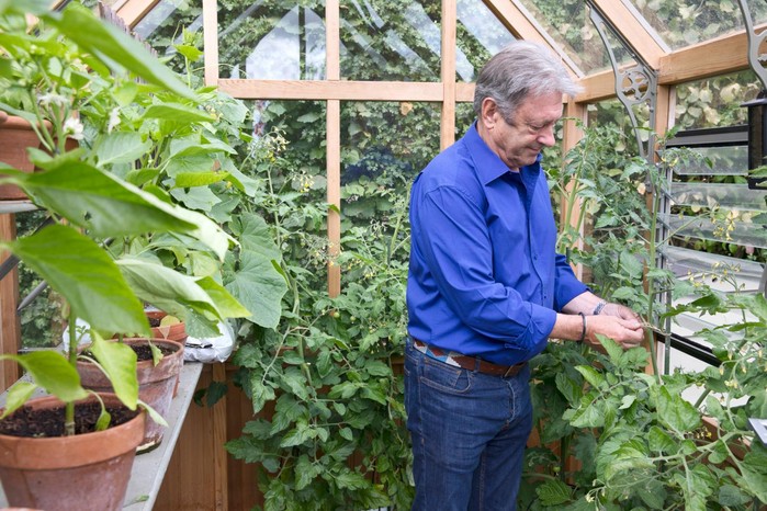 Alan Titchmarsh green house gardening, Sarah Cuttle